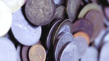Dikey oryantasyon. Kaliteli metal madeni para yakın çekim. Tüm dünya bozuk para koleksiyonunu değiştirir. Döndürme görüntüleri.