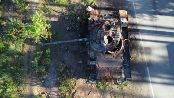 軍用機を破壊した 戦場だ ロシアの戦車を破壊し燃やした 燃えたタンクだ 軍事的背景 ウクライナでの戦争 — ストック動画