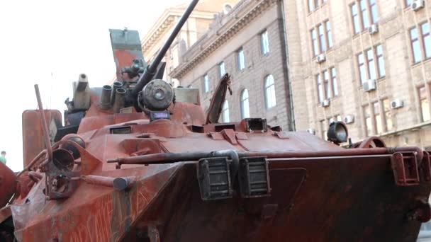 Desfile Exhibición Tanques Rusos Quemados Máquinas Guerra Una Calle Central — Vídeos de Stock