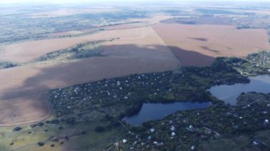 Mavi gökyüzündeki bulutlar. Tarım alanı. Yüksek irtifa videosu. Toprak doğası. Çevre sahnesi. Yeşil toprak dokusu. Panoramik görüntüler.