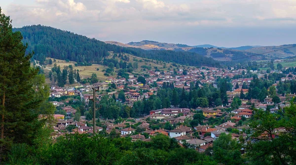 Bulgaristan 'ın eski Koprivshtica köyü üzerindeki Panorama manzarası. 