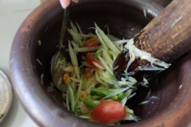 Hareket Bulanıklığı arka planı, Som tum, havanda papaya salatası yapmak.