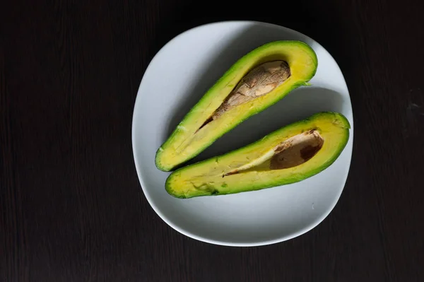 Aguacate Partido Por Mitad Aislado Sobre Fondo Negro — Foto de Stock