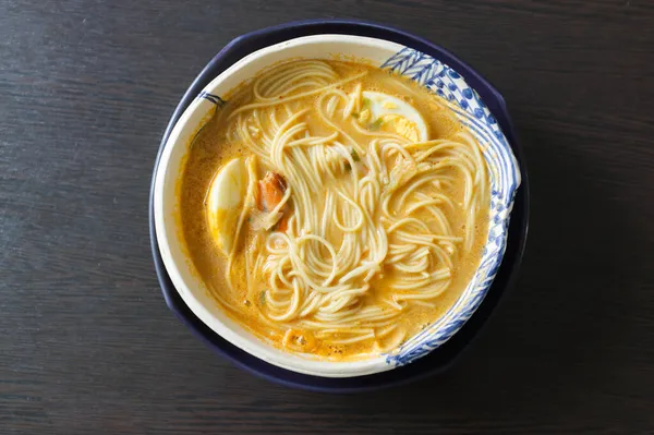 Zuppa Asiatica Tagliatelle Ramen Con Gamberetti Uova — Foto Stock