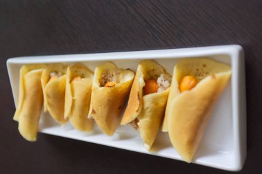 Tayland tatlısı (Khanom Tokyo), kıyma ve sosis ile doldurulmuş gözleme rulosu .