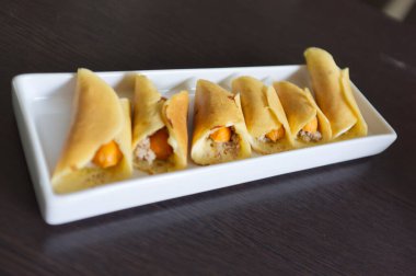 Tayland tatlısı (Khanom Tokyo), kıyma ve sosis ile doldurulmuş gözleme rulosu .