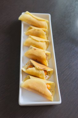 Tayland tatlısı (Khanom Tokyo), kıyma ve sosis ile doldurulmuş gözleme rulosu .