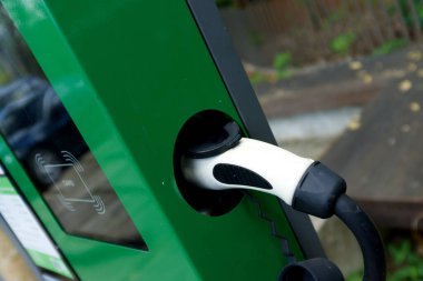 Elektrik kablosu tıkalı şarj istasyonunda EV Car veya Electric Car .