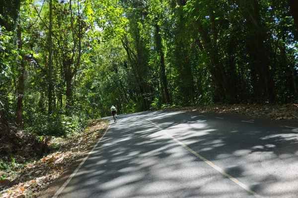Hombre Está Bicicleta Bicicleta Carretera Carretera Montaña Khaoyai Korat Tailandia —  Fotos de Stock