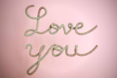 Pembe arka planda seni seviyorum.