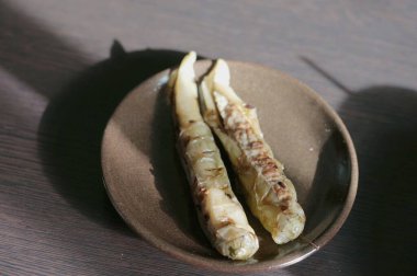 Domuz etiyle doldurulmuş kırmızı biber, Tayland yemeği.