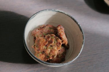 Kavanozda kızarmış balık ezmesi topları, THAI yemeği.