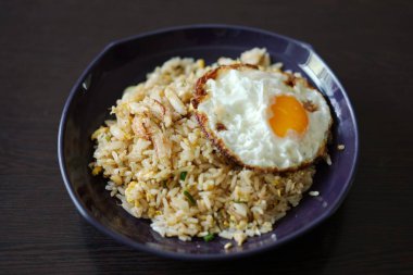 kızarmış pilav kızarmış yumurta ile Yengeç