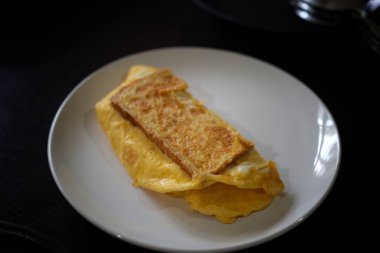 Yumurtalı sandviç, jambon ve kızarmış peynirli tost.