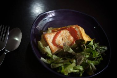 Yumurtalı sandviç, jambon ve kızarmış peynirli tost.