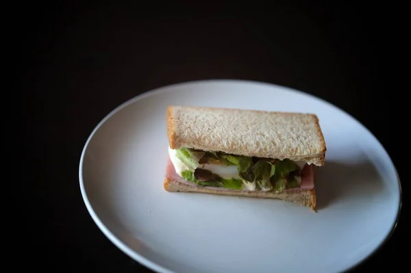Broodjes Met Ham Toast Kaas Gebakken Witte Schotel — Stockfoto