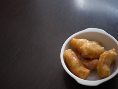 Kızarmış hamur çubuğu ve tatlandırılmış konsantre süt.