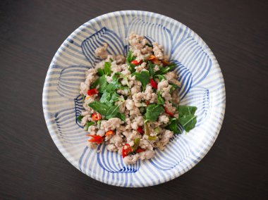 Kızarmış domuz ve fesleğen. Tayland sokak yemeği..