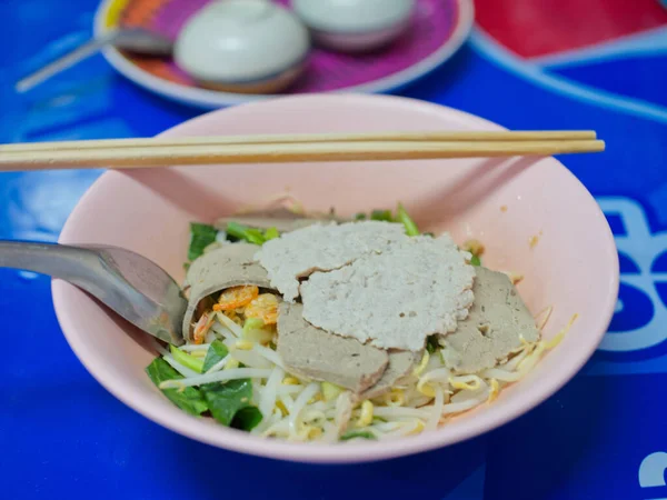 スープのない豚の卵麺アジア料理のスタイル — ストック写真