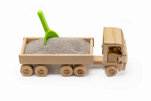 나무로 장난감 수레에는 모래가 이들어 아이들을 가까이 다가가기 — 스톡 사진