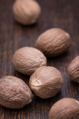 Ahşap kahverengi arka planda hindistan cevizi. Yakın çekim, dikey çekim.