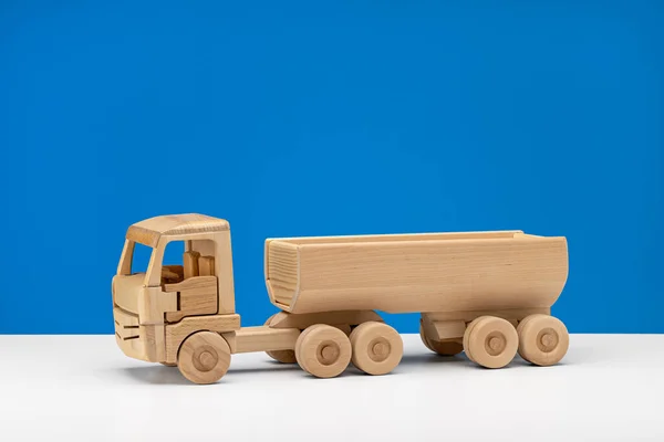 자동차 나무로 미니어처 어린이용 장난감 스튜디오 — 스톡 사진