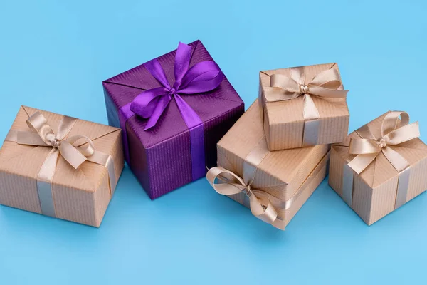 Geschenke Weihnachtsboxen Mit Bändern Weihnachtsüberraschungen Winterurlaub Konzept Dunkelblauer Hintergrund — Stockfoto