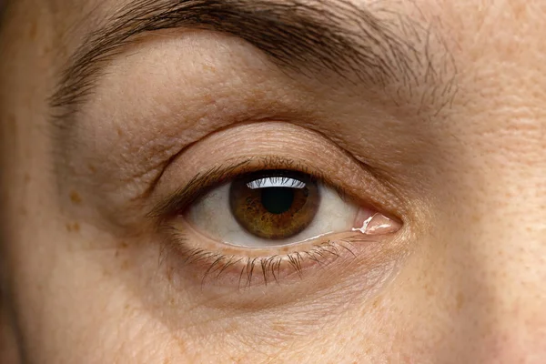 Orta Yaşlı Bir Kadının Kahverengi Gözlerine Çok Yakın Bir Çekim — Stok fotoğraf