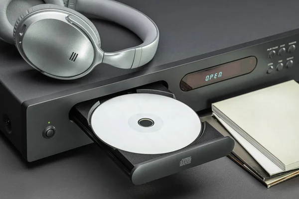 Player Dan Headphone Untuk Mendengarkan Musik Buka Nampan Cakram Dalam — Stok Foto