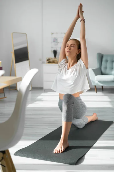 Jovem Fazendo Exercício Ioga Casa — Fotografia de Stock