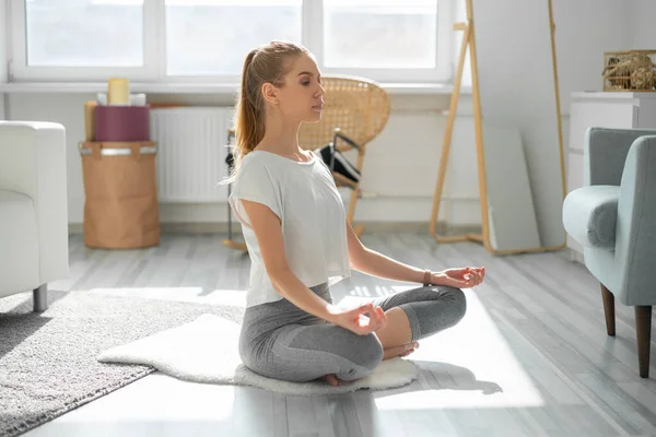 Mujer Joven Practicando Yoga Posición Loto Apartamento — Foto de Stock