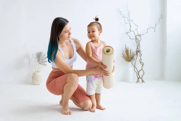 Giovane Mamma Con Figlioletta Tenere Tappetino Yoga Prima Della Pratica — Foto Stock