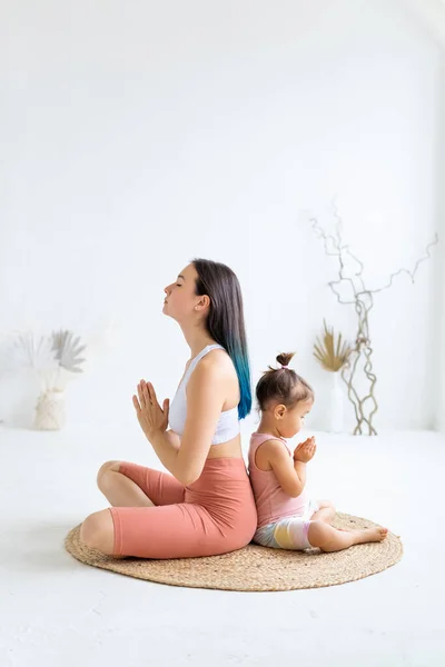 Mãe Filha Praticam Ioga Posição Lótus Senta Tapete Conexão Emocional — Fotografia de Stock