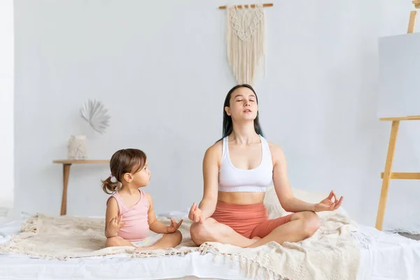 Mladá Sportovní Rodina Máma Její Dcera Meditují Lotosové Pozici Lekce — Stock fotografie