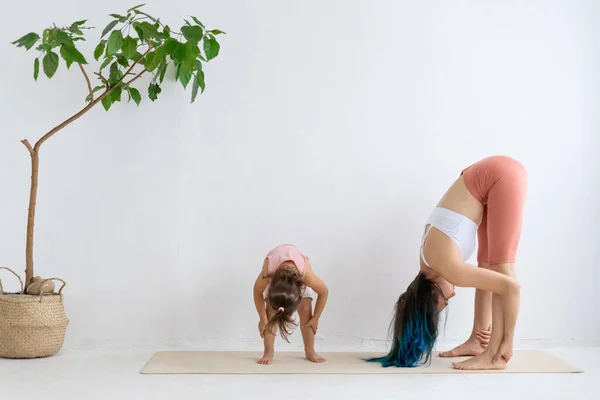 Wanita Dan Gadis Kecil Berlatih Yoga Melakukan Kepala Sampai Lutut — Stok Foto