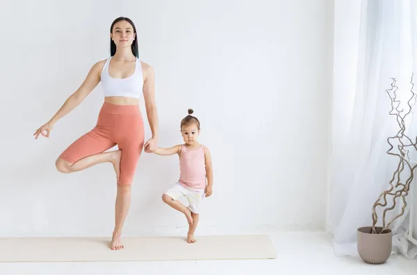 Jovem Mãe Pratica Ioga Com Sua Filha Yoga Infantil Pose — Fotografia de Stock