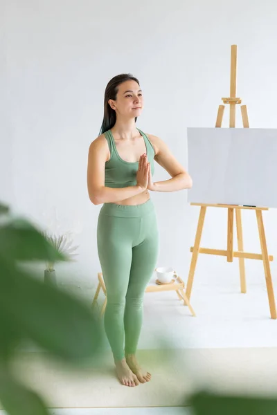 Wanita Muda Yang Cantik Berlatih Yoga Rumah Latar Depan Kabur — Stok Foto