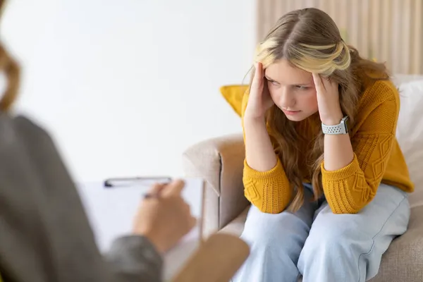 Consultation Avec Psychologue Adolescent Inquiète Adolescente Triste Ayant Une Session — Photo