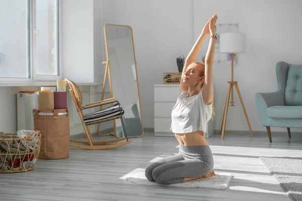 Yoga yapan genç bir kadın..
