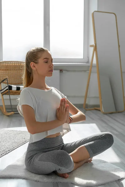 Mujer Joven Haciendo Yoga Salón — Foto de Stock