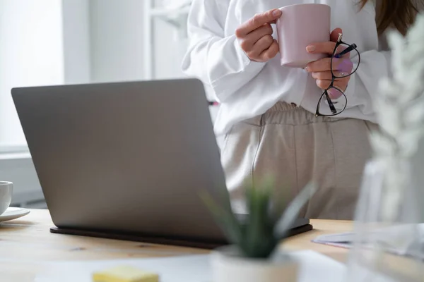 Primo Piano Mani Femminili Con Tazza Occhiali Laptop Primo Piano — Foto Stock