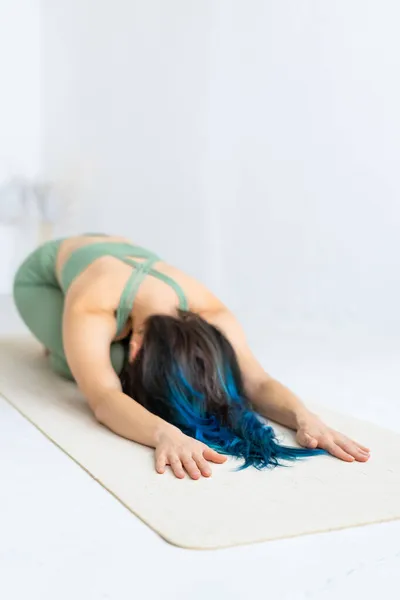Wanita Berambut Cokelat Muda Dengan Warna Biru Praktek Rambut Yoga — Stok Foto