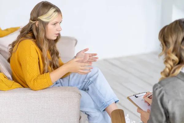 Teenage Girl Emotionally Gestures Talks Her Experiences Her Psychologist Session — Stock Photo, Image
