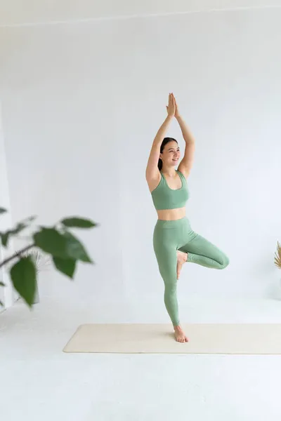 Wanita Muda Yang Bahagia Melakukan Vrikshasana Atau Pose Yoga Pohon — Stok Foto