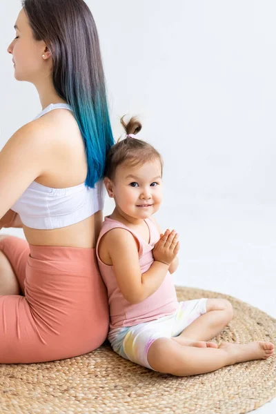 Young Woman Toddler Girl Sit Lotus Position Back Back Rug — Stock Photo, Image