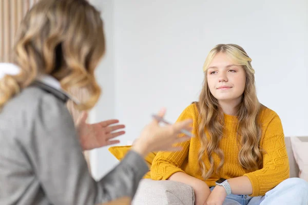 Psychologist Woman Consults Teenage Girl Psychologist Session — Stock Photo, Image