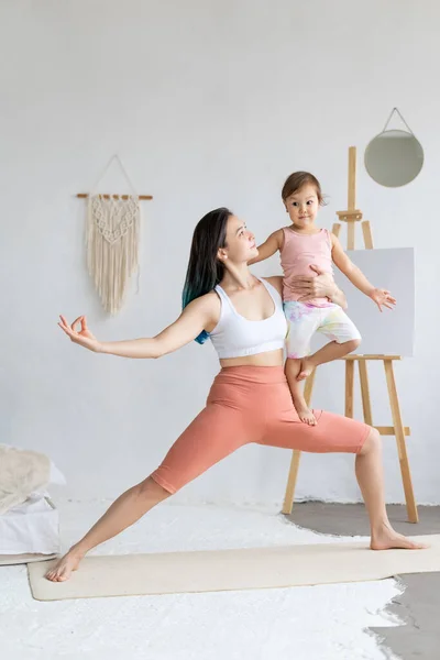 Mujer Joven Practica Yoga Pose Guerrera Con Hija Yoga Infantil — Foto de Stock