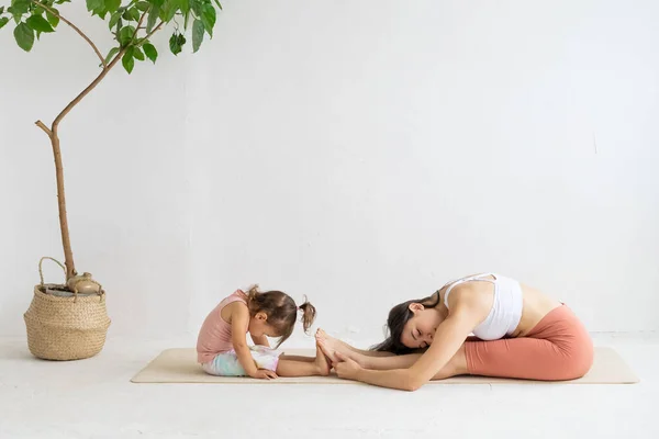 Mamá Hija Practican Yoga Mientras Están Sentadas Alfombra Casa Concepto — Foto de Stock
