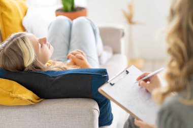 Memnun genç kız. Psikoterapi seansı. Seçici odak.