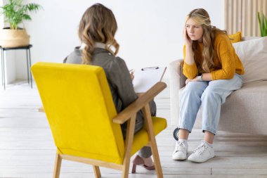 Kadın psikolog ofisinde genç bir kızla çalışıyor. Ruh Sağlığı.